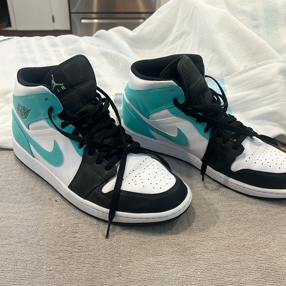 Jordan 1 Mid “Tropical Twist”